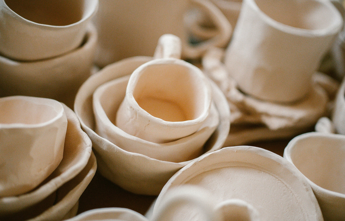 Piezas de cerámica artesanal hechas a mano en POT Studio Madrid